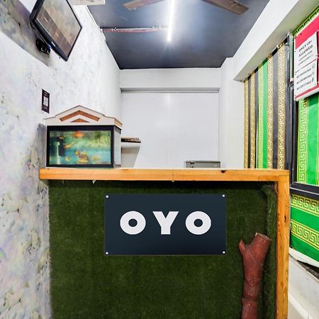 Hotel O Day Night Rooms Surat Exteriör bild
