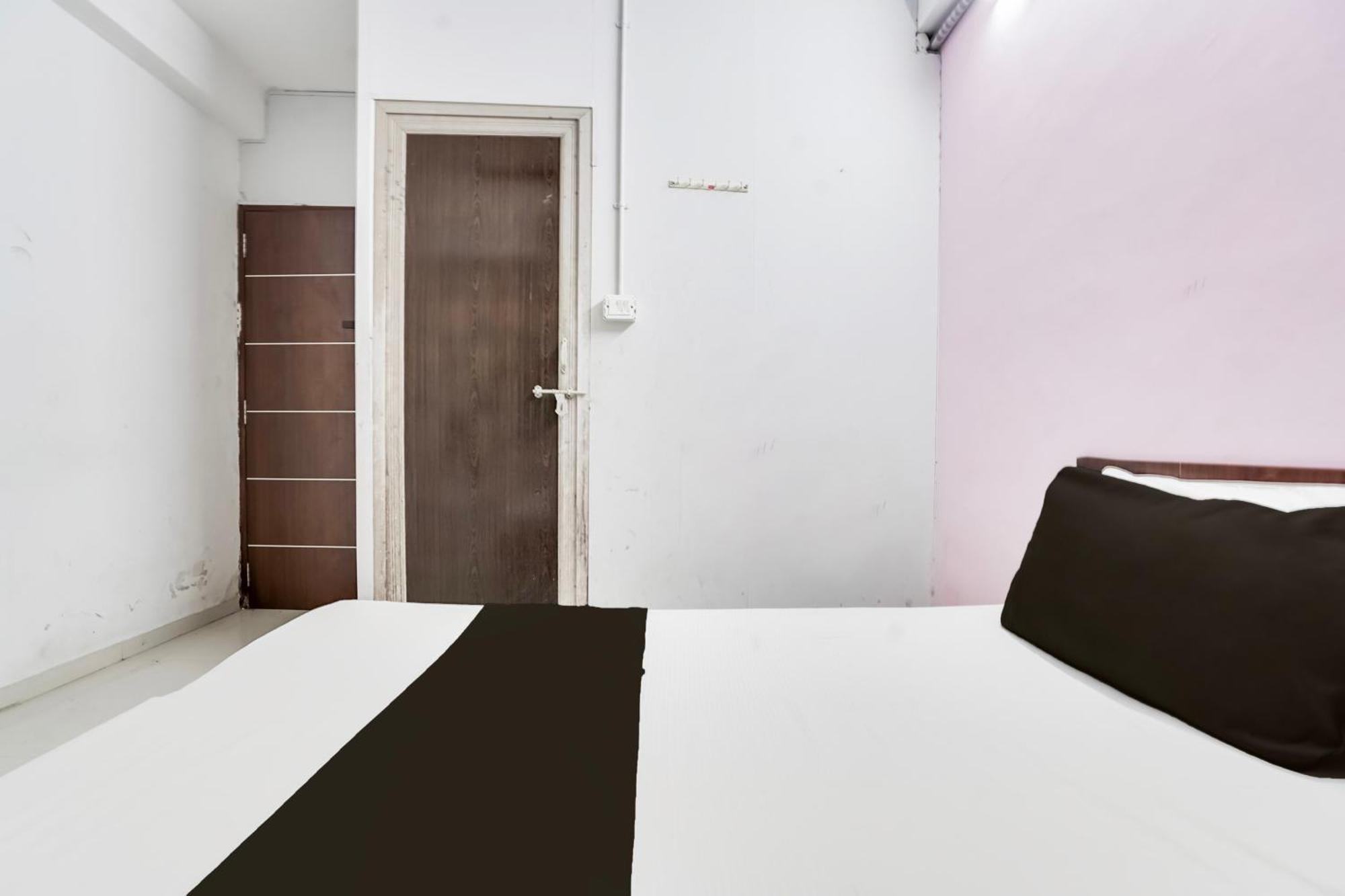Hotel O Day Night Rooms Surat Exteriör bild