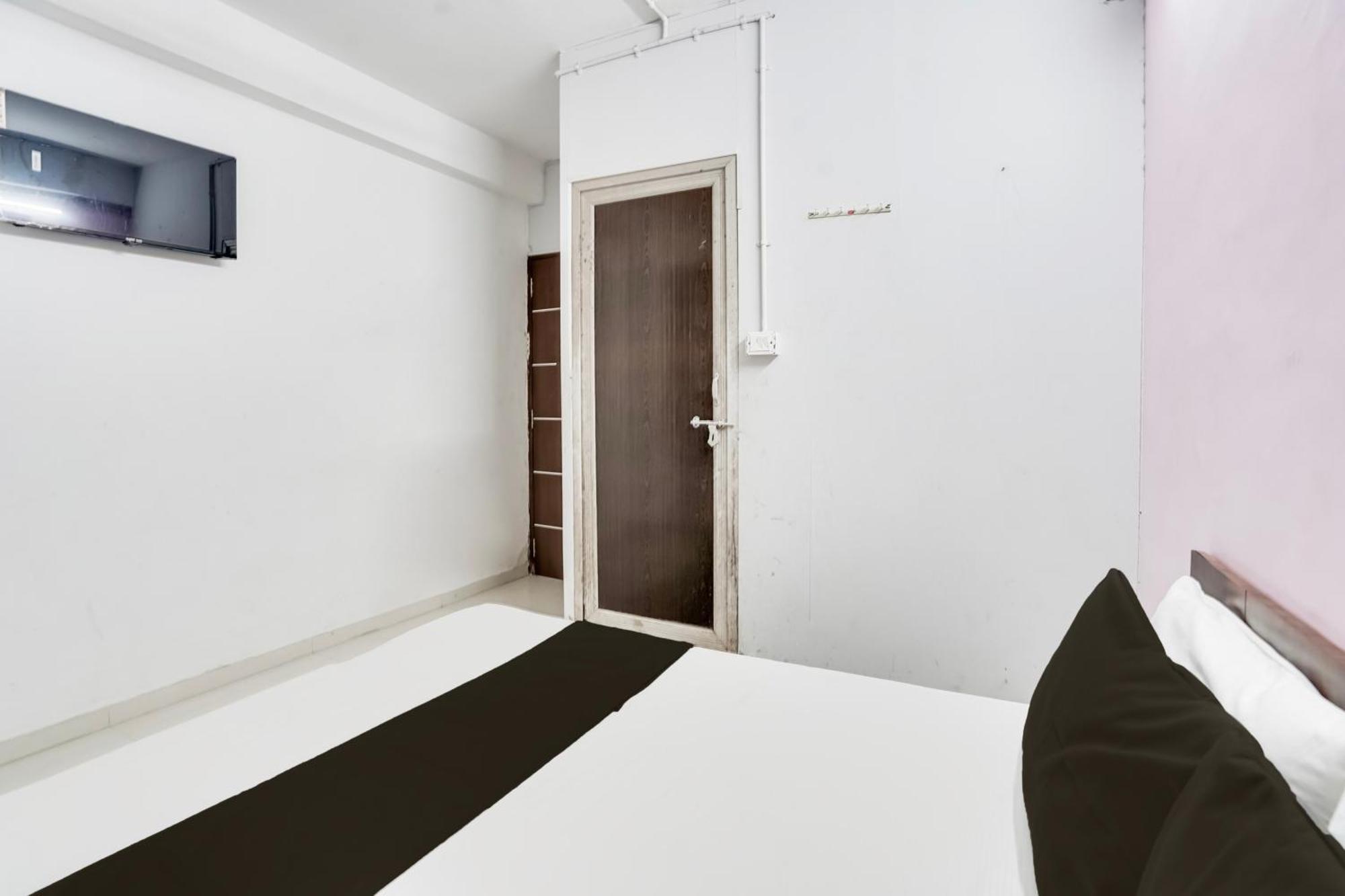 Hotel O Day Night Rooms Surat Exteriör bild