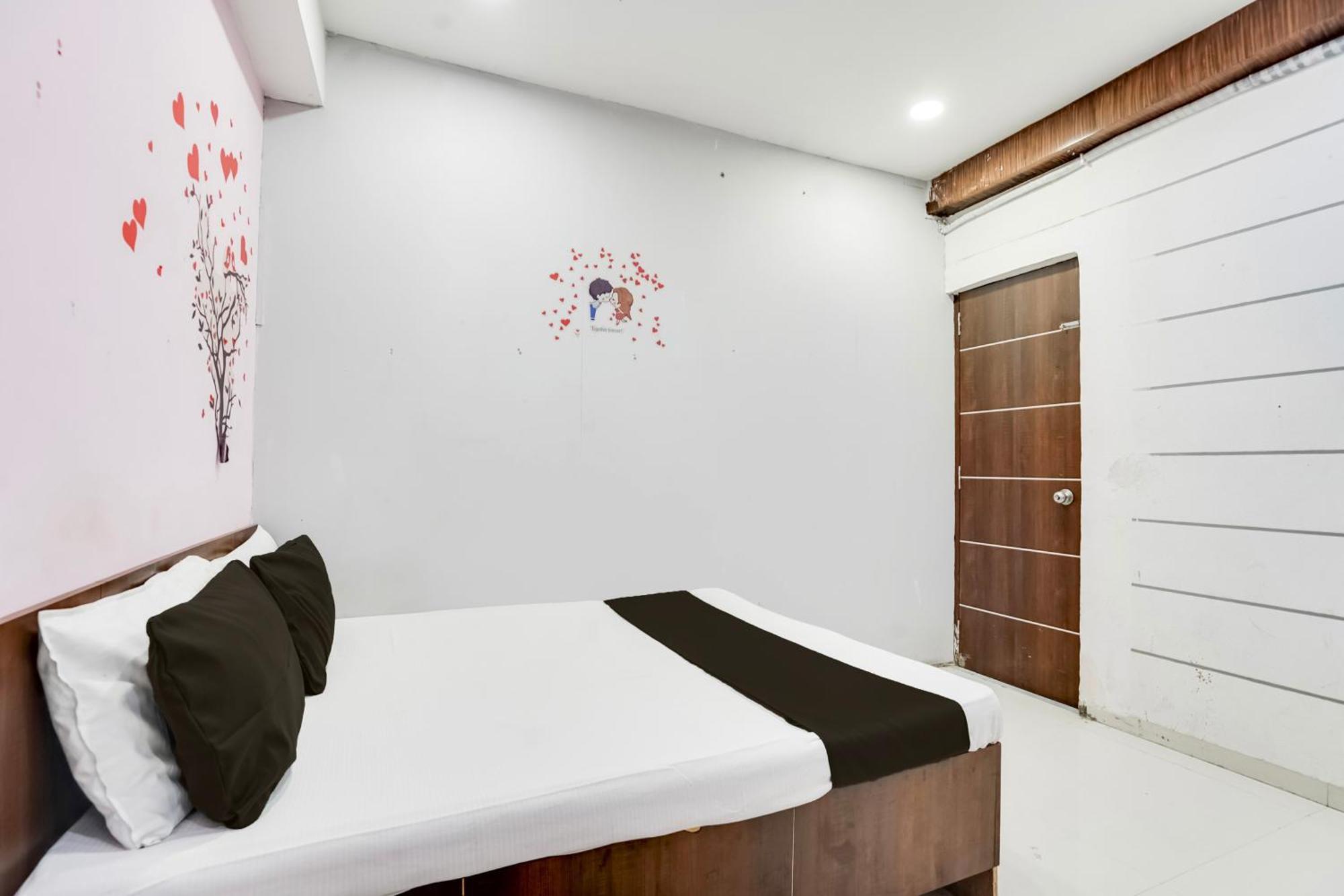 Hotel O Day Night Rooms Surat Exteriör bild