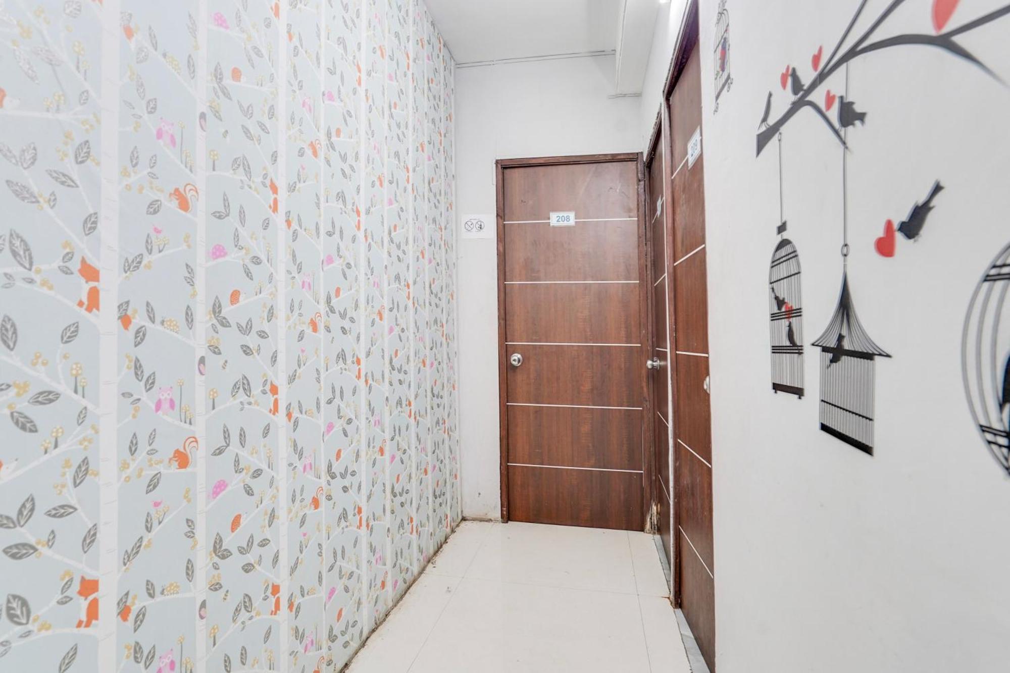 Hotel O Day Night Rooms Surat Exteriör bild