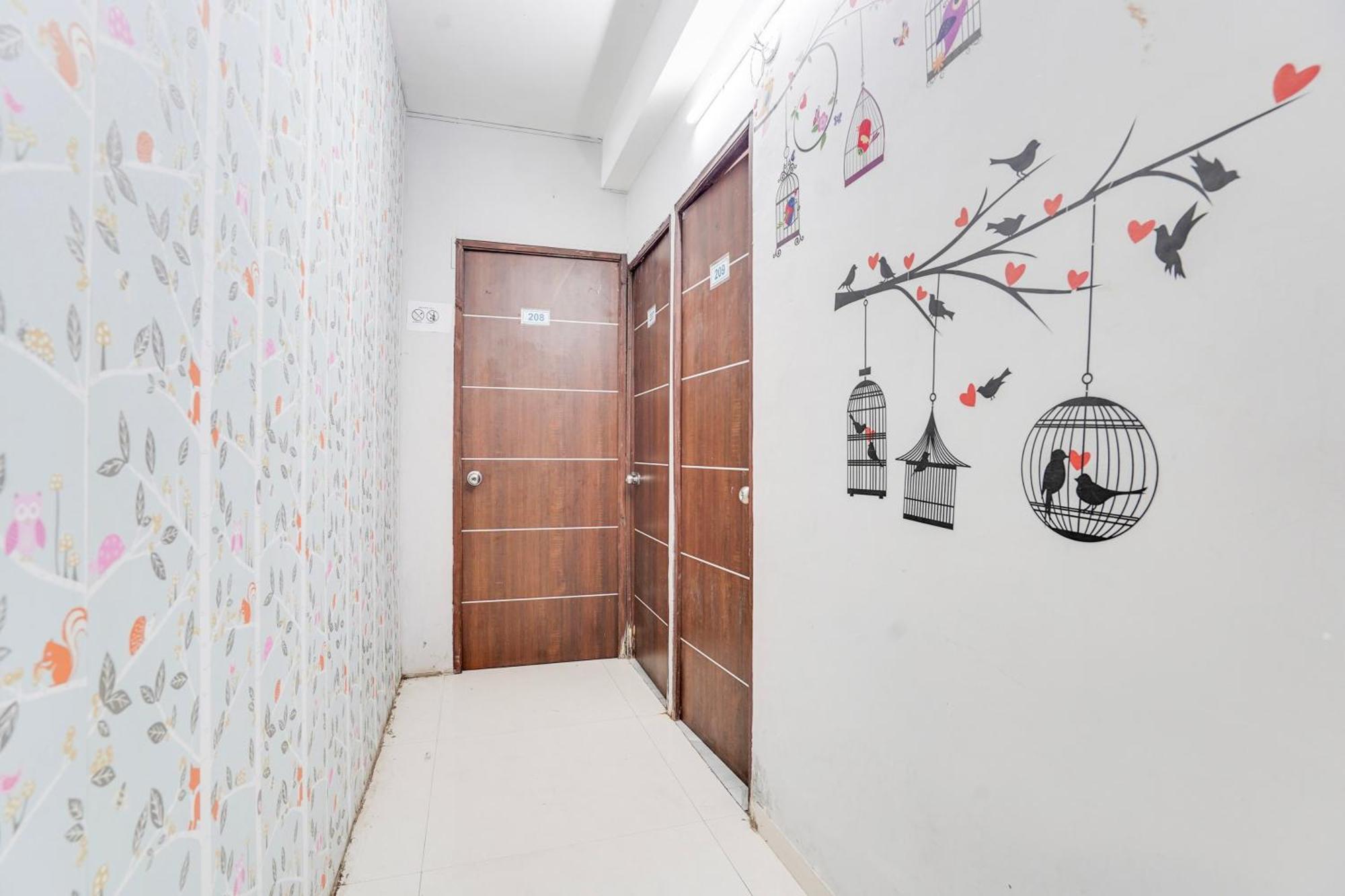 Hotel O Day Night Rooms Surat Exteriör bild