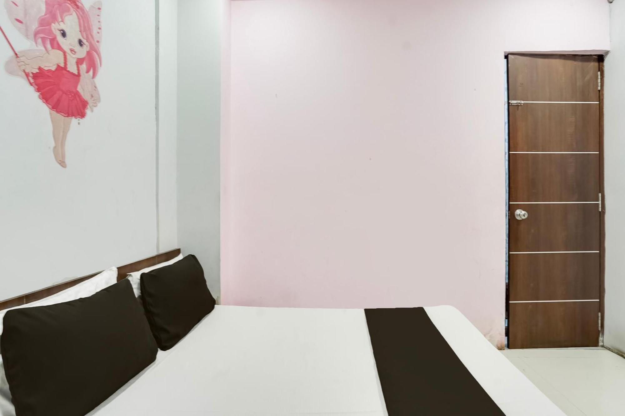 Hotel O Day Night Rooms Surat Exteriör bild