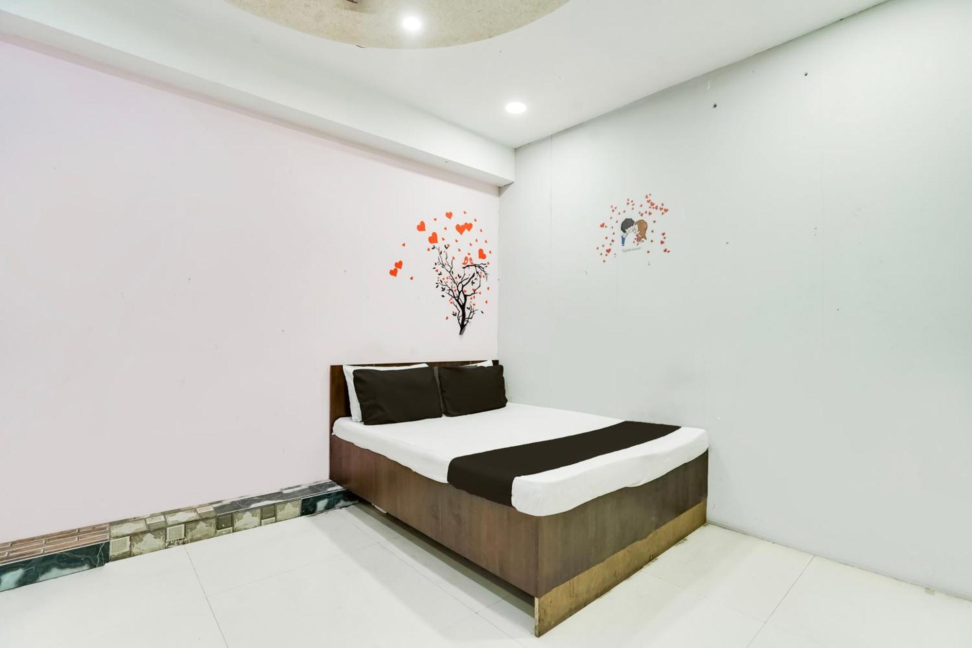 Hotel O Day Night Rooms Surat Exteriör bild