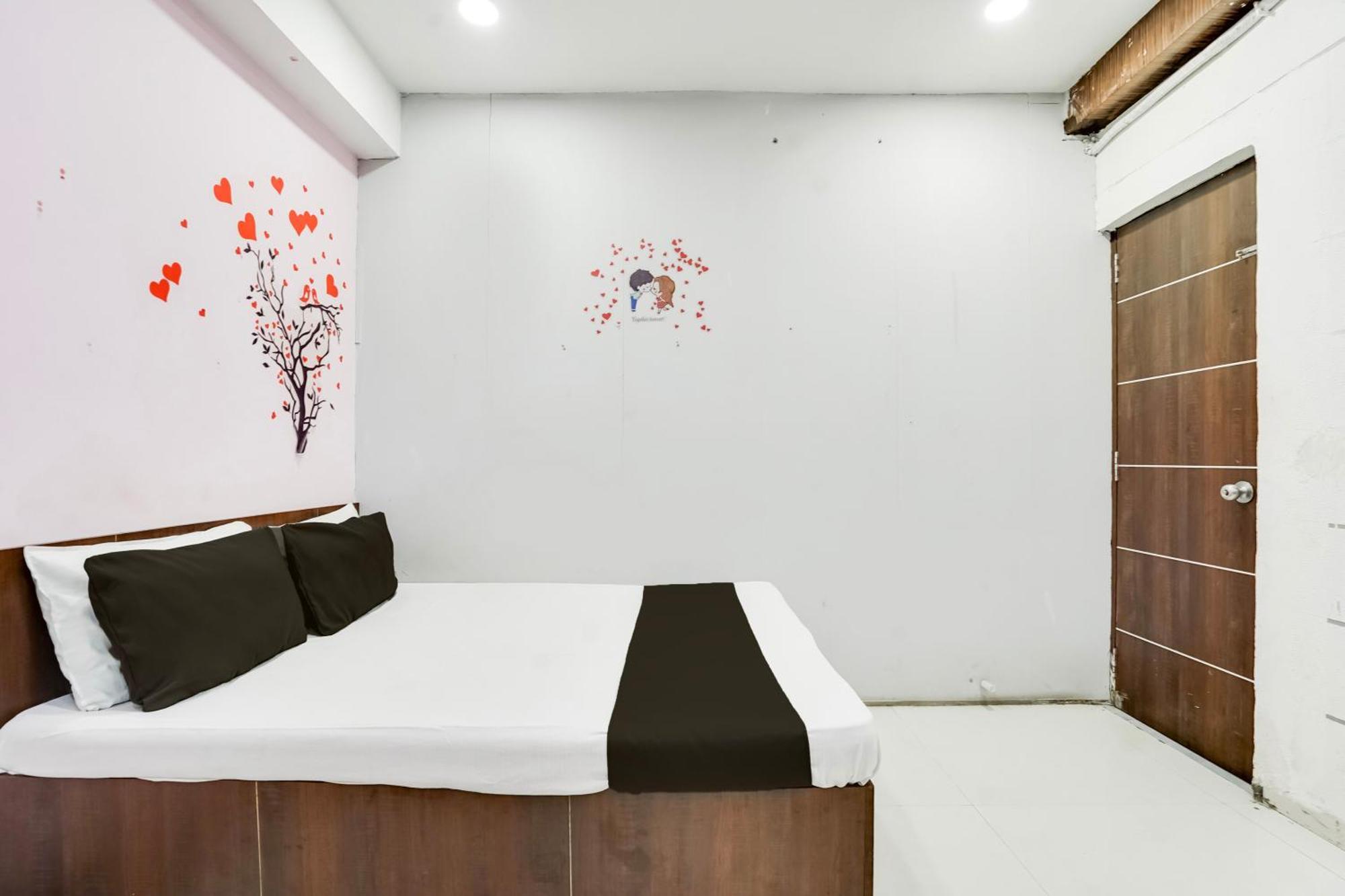 Hotel O Day Night Rooms Surat Exteriör bild